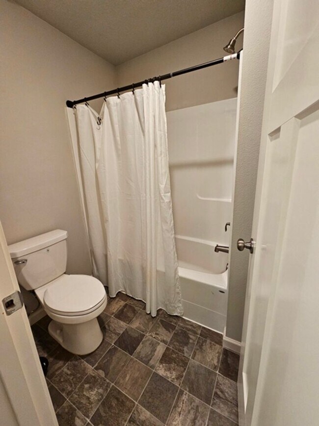 Building Photo - 5Bd/3Ba Two Story House - For viewing!