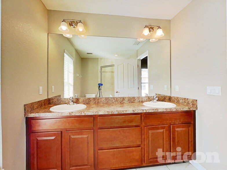 Building Photo - 2099 Godfrey Ave