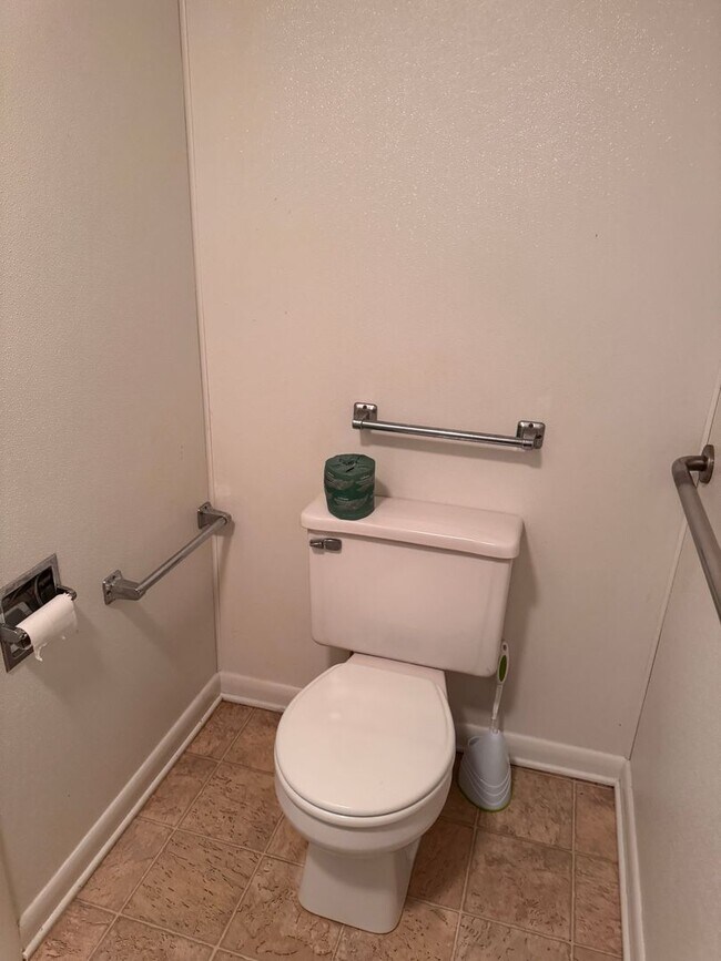 Building Photo - 5 Bedroom || 3 Bathroom Home with All Util...