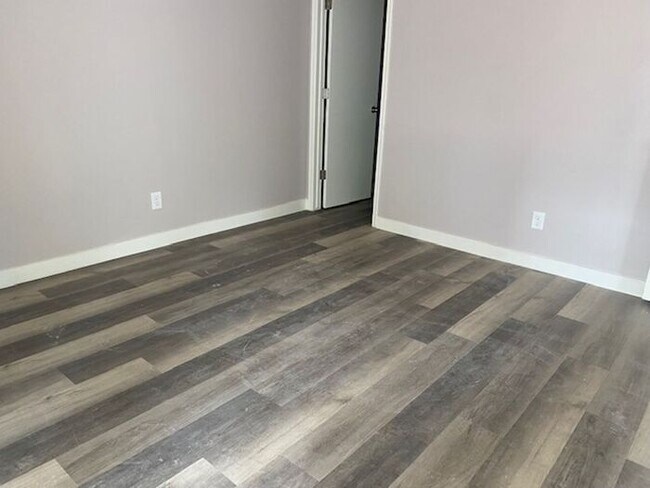 Building Photo - $2,350 Lovely Remodeled 3 Bedroom-2 bath-2...