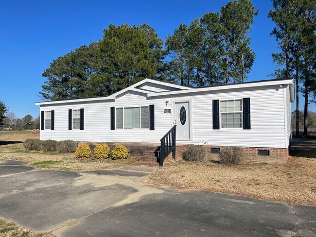 Building Photo - Country Living at it's Finest!