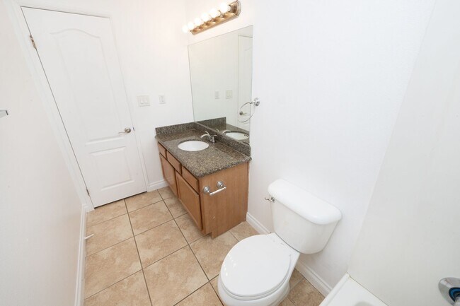 Building Photo - 2BR/1.5BA Condo! 2 parking spaces