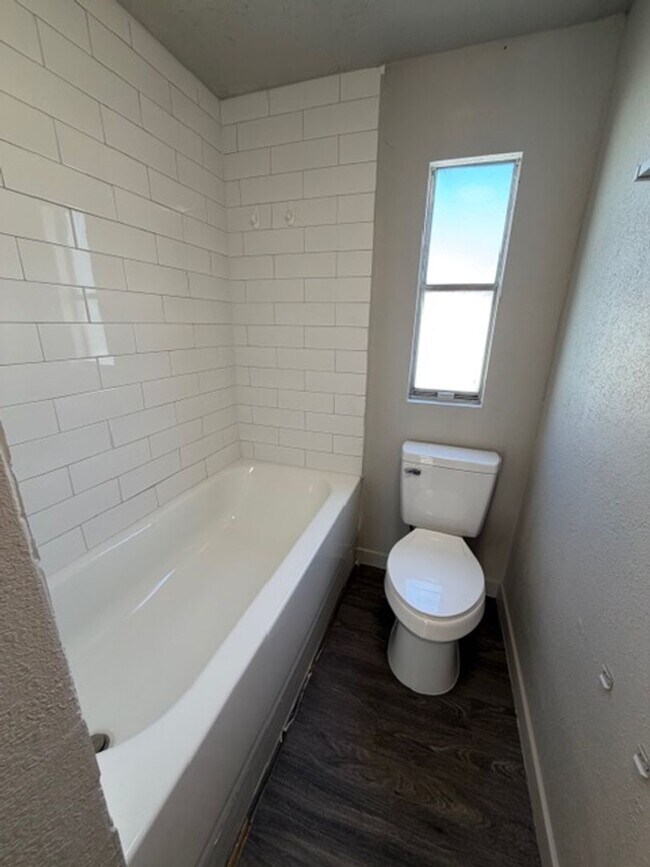 Building Photo - AVAILABLE NOW - 2 Bedroom/2 Bath in Pleasant Grove