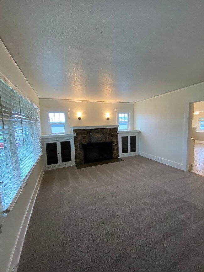 Building Photo - 15721 Main St E