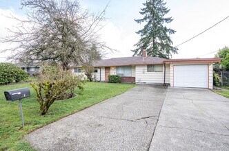 Building Photo - Spacious 4-Bedroom Home with Large Yard, Covered Patio & Garage in Lakewood