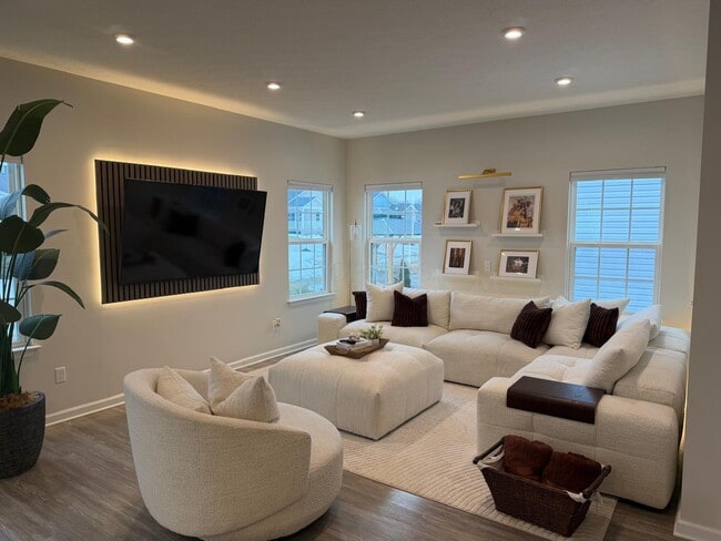 Building Photo - 585 Bermuda Way