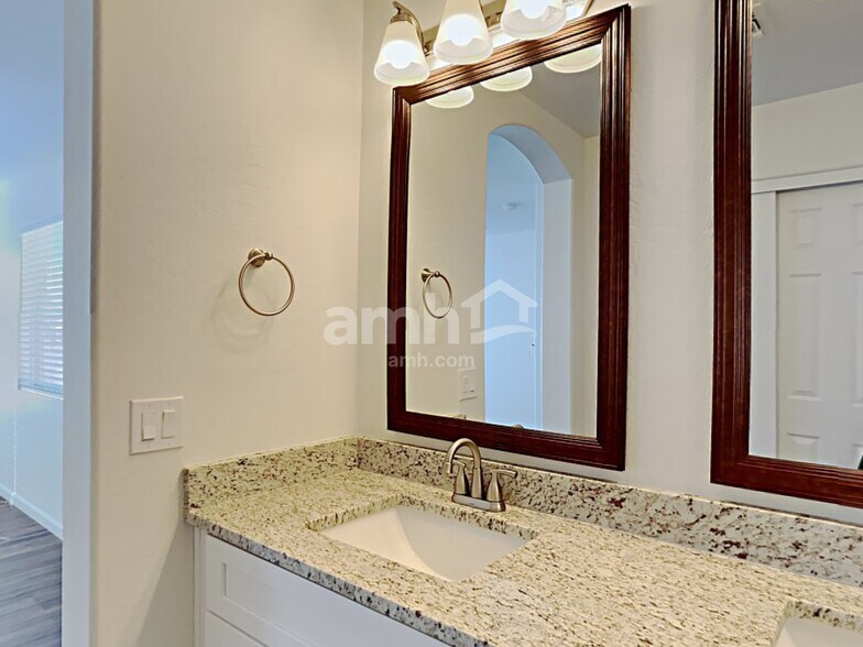 Building Photo - 7008 S 38th Ln