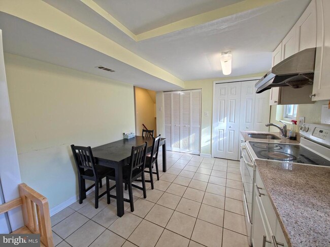 Building Photo - 200 Hardy Pl