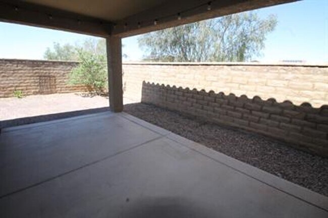 Building Photo - Desirable La Estancia Neighboorhood