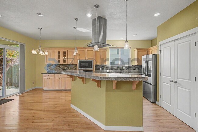 Building Photo - 132 NE 63rd Ave