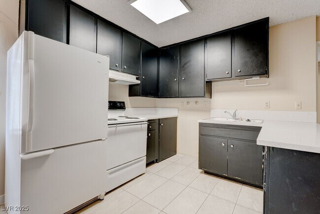Building Photo - 698 Northrop Ave