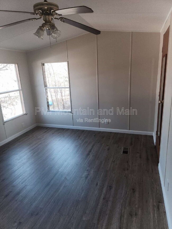 Building Photo - 16 Sarah Hill