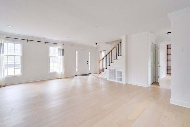 Building Photo - Chapel Hill Retreat: Spacious 4-Bedroom with Fenced-in Backyard