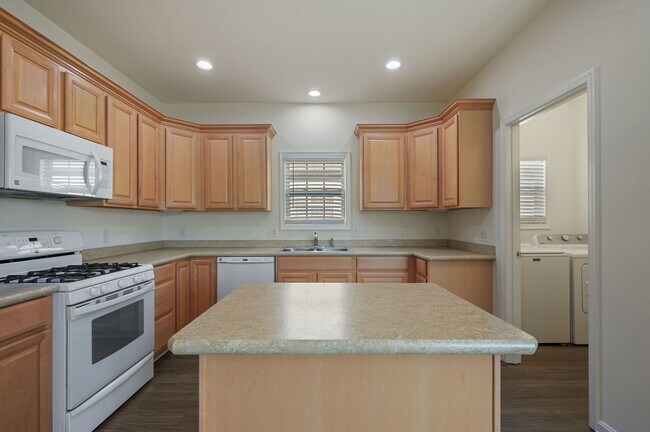 Building Photo - 15 Little Birch Dr