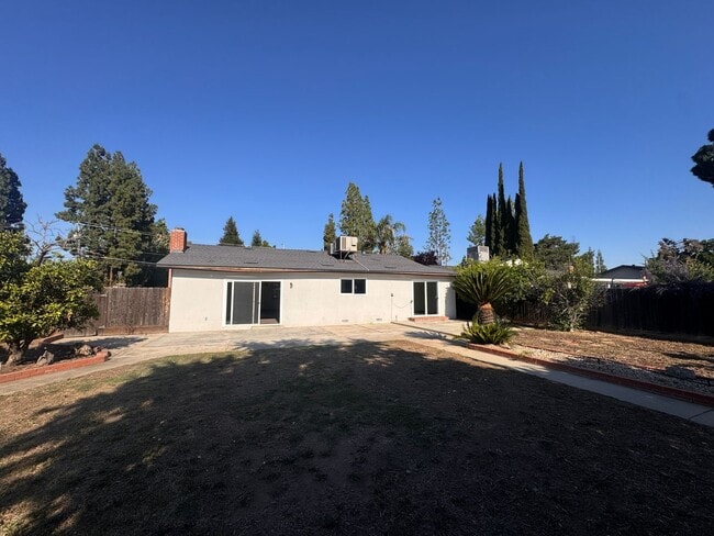 Building Photo - Charming 3 Bed/ 2 Bath Home in Clovis