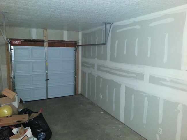 Single Car Garage - 621 E Yorkshire Dr