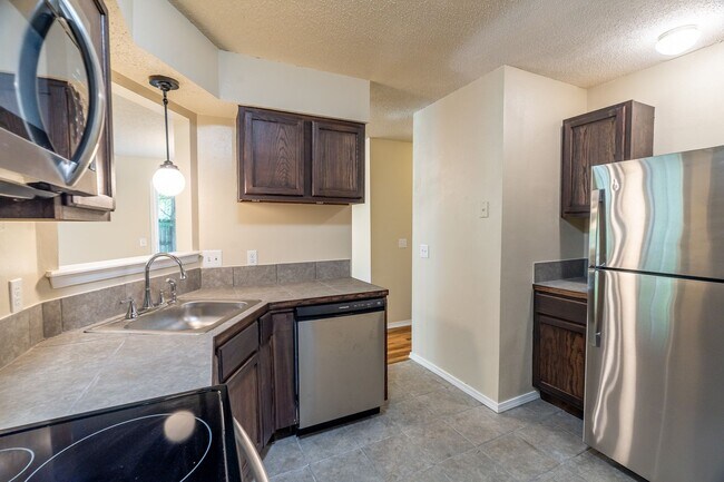 Building Photo - 559 S Ray Ave