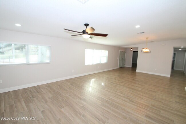 Building Photo - 580 Pine Tree Dr