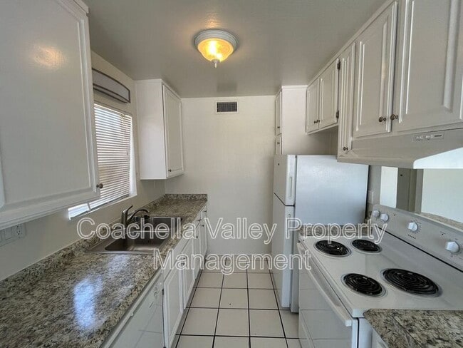 Building Photo - 550 El Cielo Rd