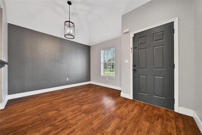 Building Photo - 720 Springwood Dr