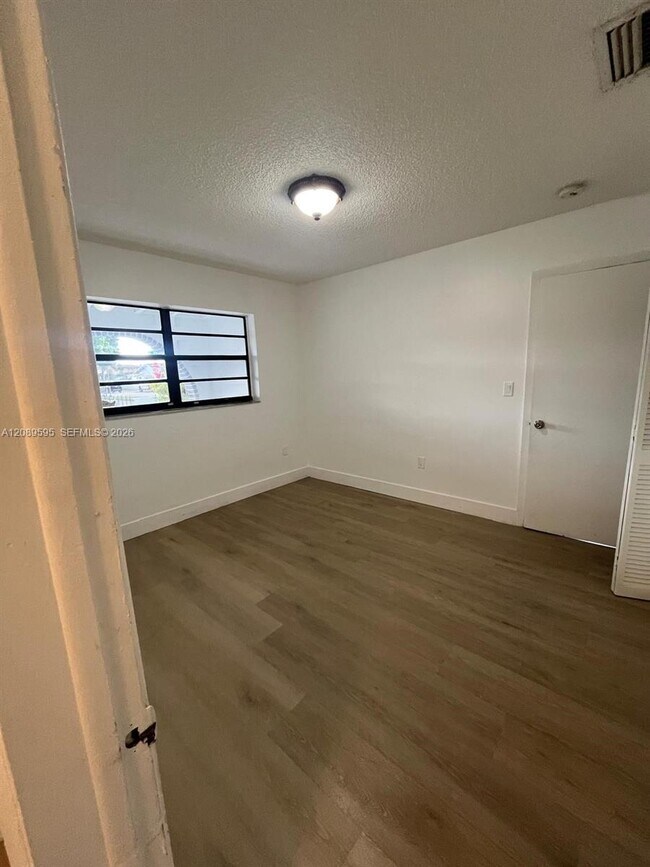 Building Photo - 1400 W 39th Pl