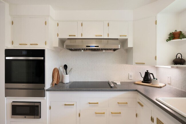 Building Photo - Immaculate and Updated Throughout- Quiet d...
