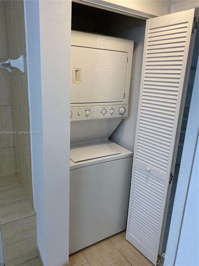 Building Photo - 1750 N Bayshore Dr