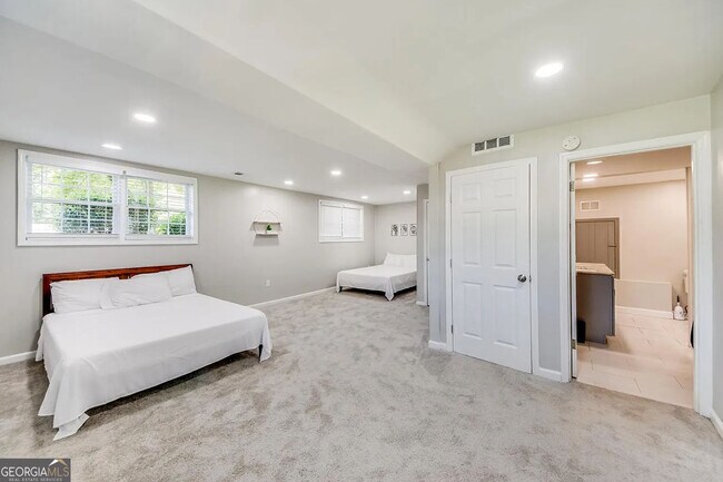 Building Photo - 6903 Doncaster Rd