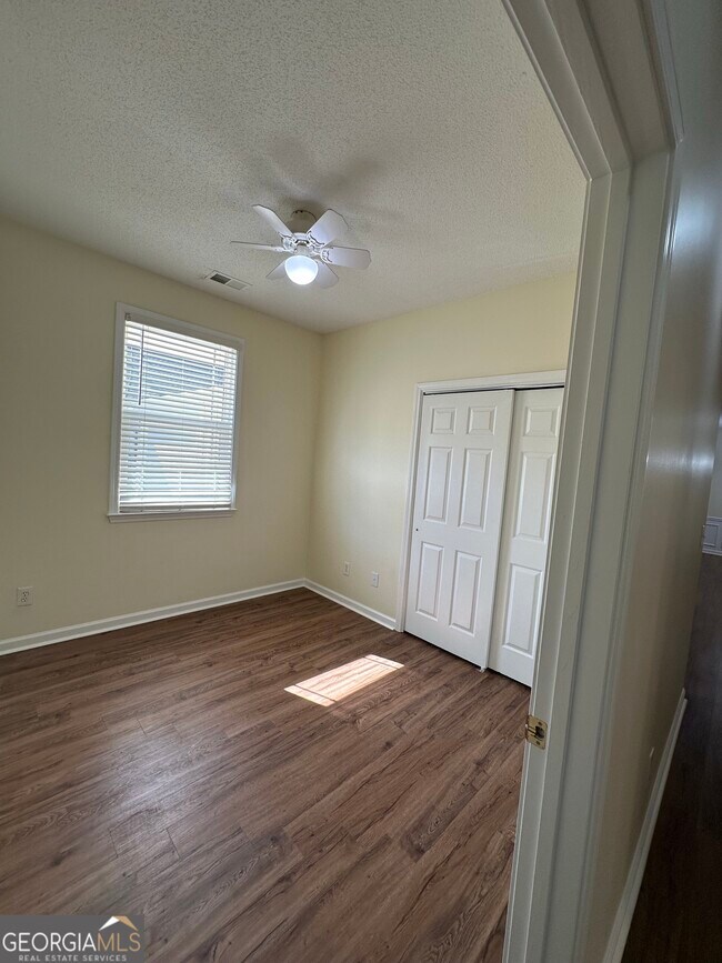 Building Photo - 124 Cottesford Dr SW