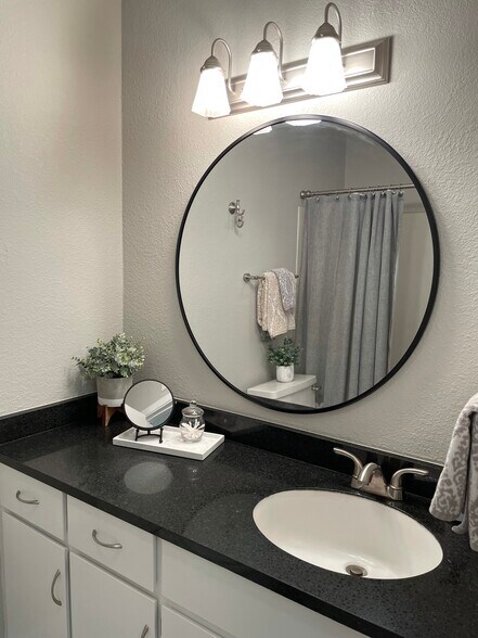 Hallway Bathroom - 6216 Robinson St