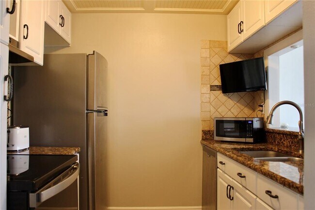 Building Photo - 9101 Tudor Dr