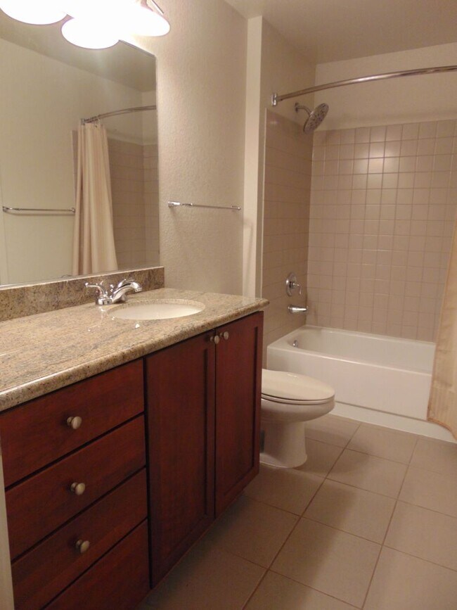 Building Photo - 2 Bedroom/1 Bath Luxury Beacon Hill Condo, Perfect Location!!