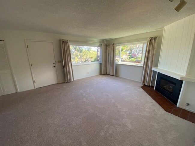 Building Photo - 701 Pine St