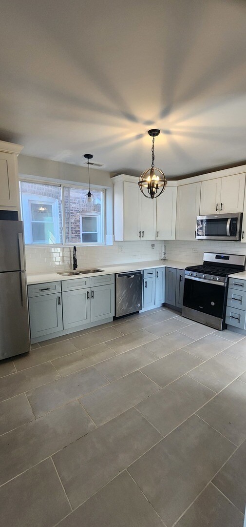 Building Photo - 7556 S Kenwood Ave