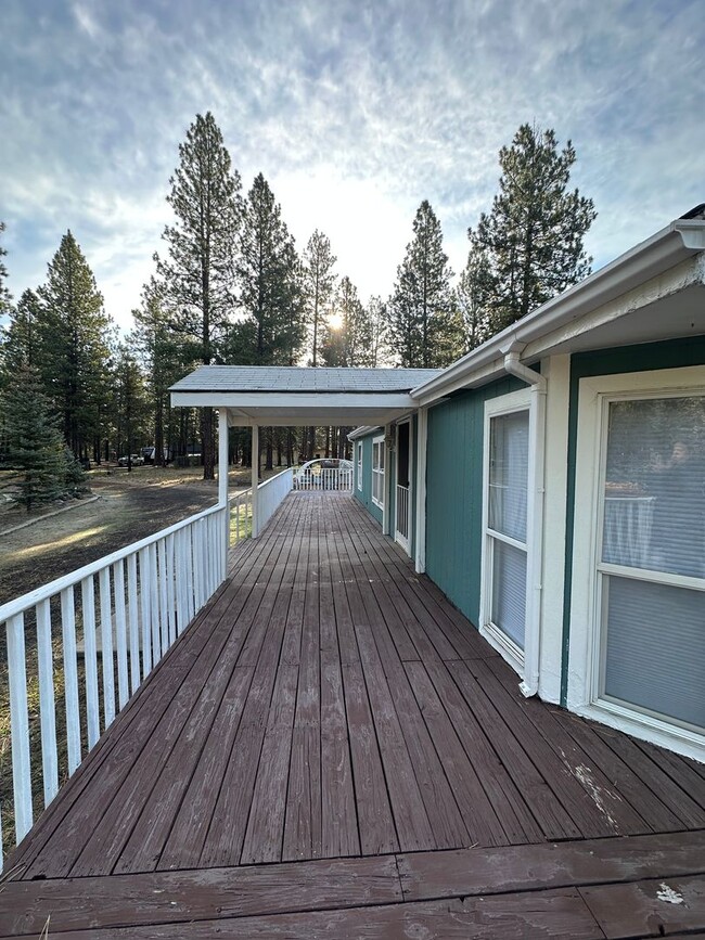 Building Photo - Adorable home in La Pine area, 1.5 acres fully fenced!!