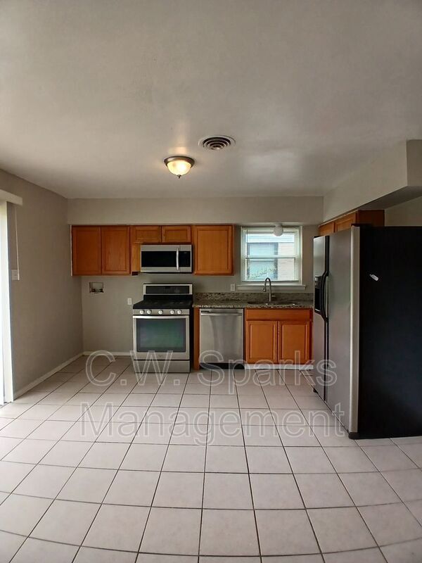 Building Photo - 706 Goldwood Dr