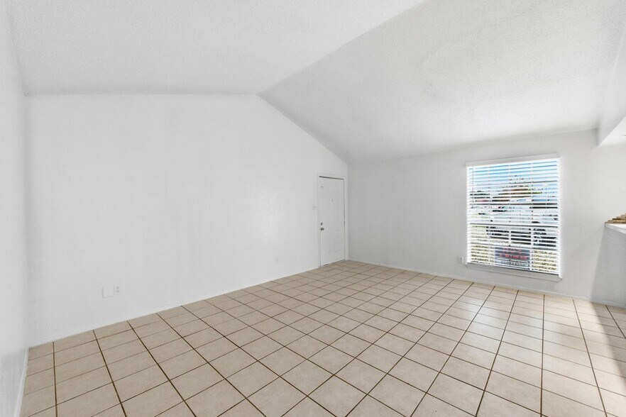 Building Photo - 5619 Jacaranda Dr