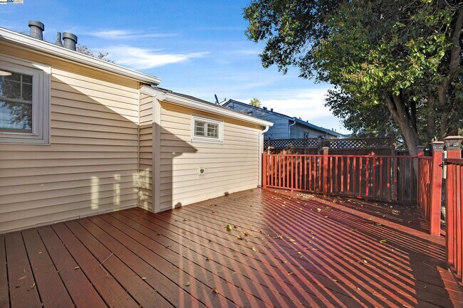 Building Photo - 2438 Upland Dr