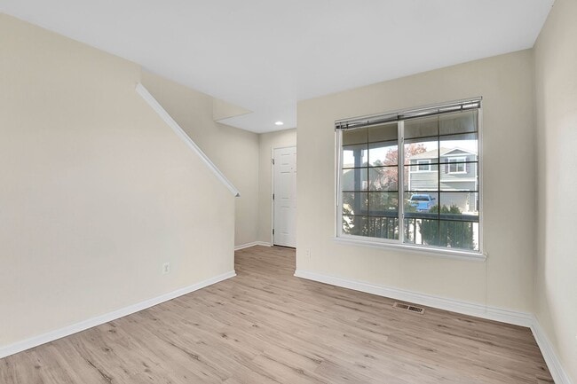 Building Photo - 3 bedroom, 2 bath home with 2 car garage in Highlands Ranch