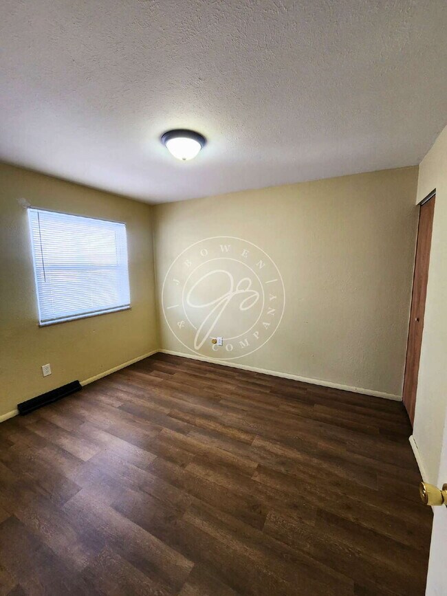 Building Photo - "Charming 2-Bedroom Retreat with Spacious 1000 Sq Ft in Toledo – Ideal for Comfortable Living!"