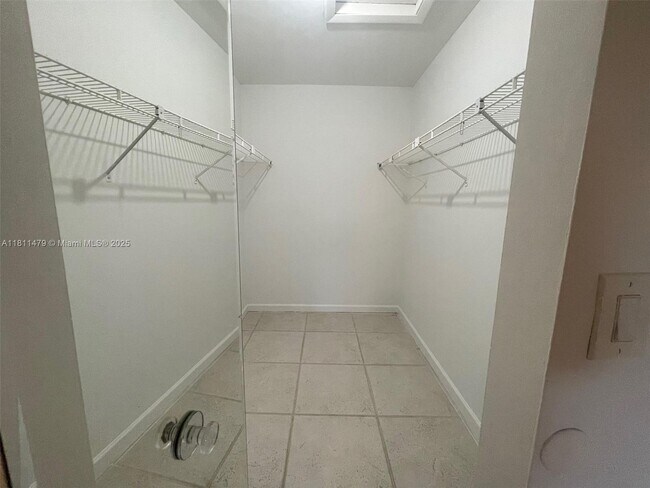 Building Photo - 449 Lakeview Dr