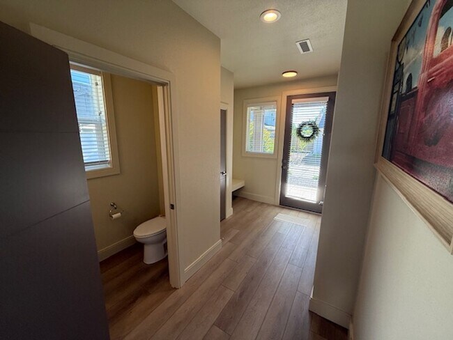 Building Photo - Available September 1, 3 bed 2.5 bath