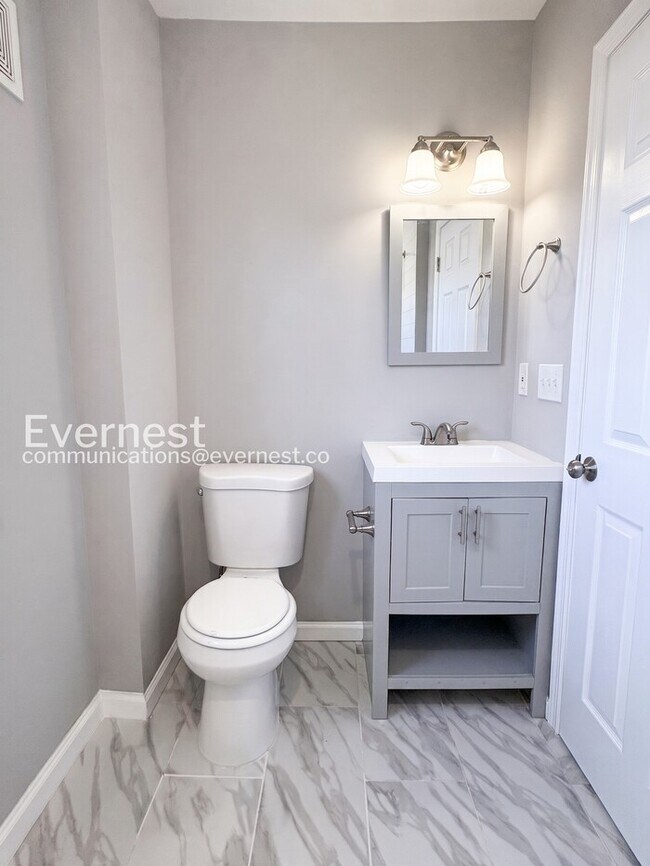 Building Photo - 3 Bed/1.5 Bath Townhome with fenced yard and deck/ Available Now!