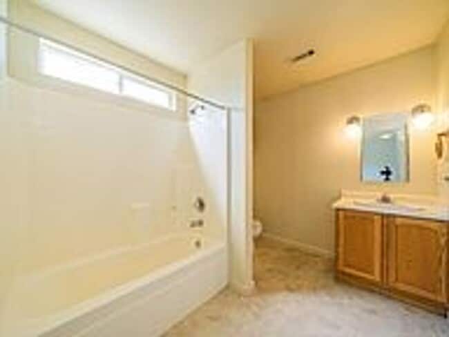 Building Photo - Cute 3 bedroom/2 bath downtown home!