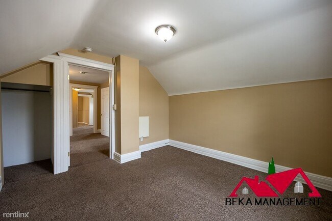 Building Photo - 2 br, 1 bath Triplex - 19336 Martin Rd Apt 3