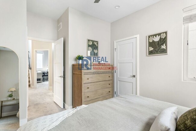 Building Photo - 1262 Yates St