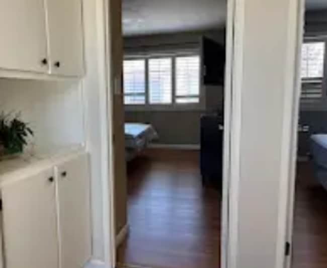 Building Photo - BEAUTIFUL TOWNHOUSE WITH 2 CAR GARAGE