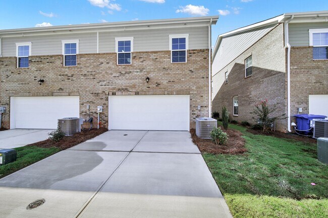 Building Photo - Beautiful End Unit Townhome In Mint Hill