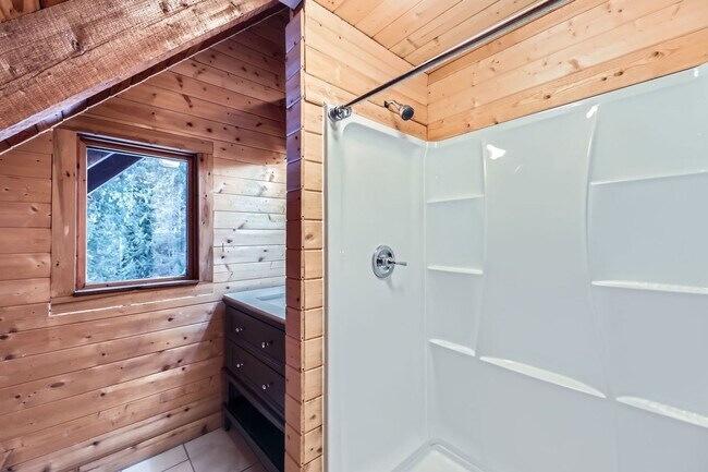 Building Photo - Stunning 3-Bedroom Log Cabin Home in Carnation!!