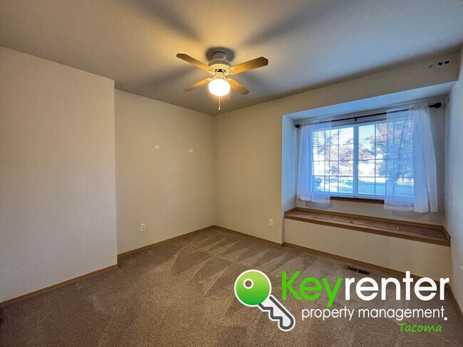 Building Photo - Beautiful 3 Bedroom Tacoma Craftsman Renta...